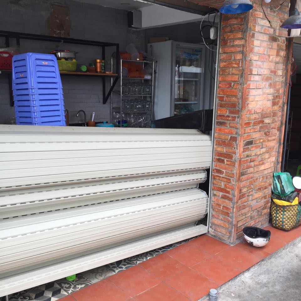 Đơn vị thi công không chuyên nghiệp dẫn đến sập cửa cuốn rất nguy hiểm