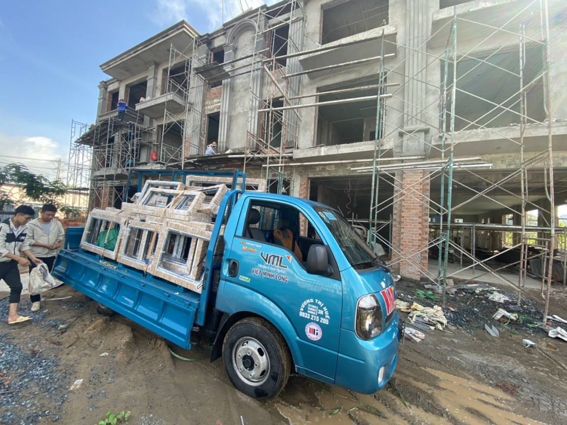Tổng hợp những mẫu cửa nhôm được ưa chọn năm 2022 24 Quy trình vận chuyển – thi công - Việt Minh Long