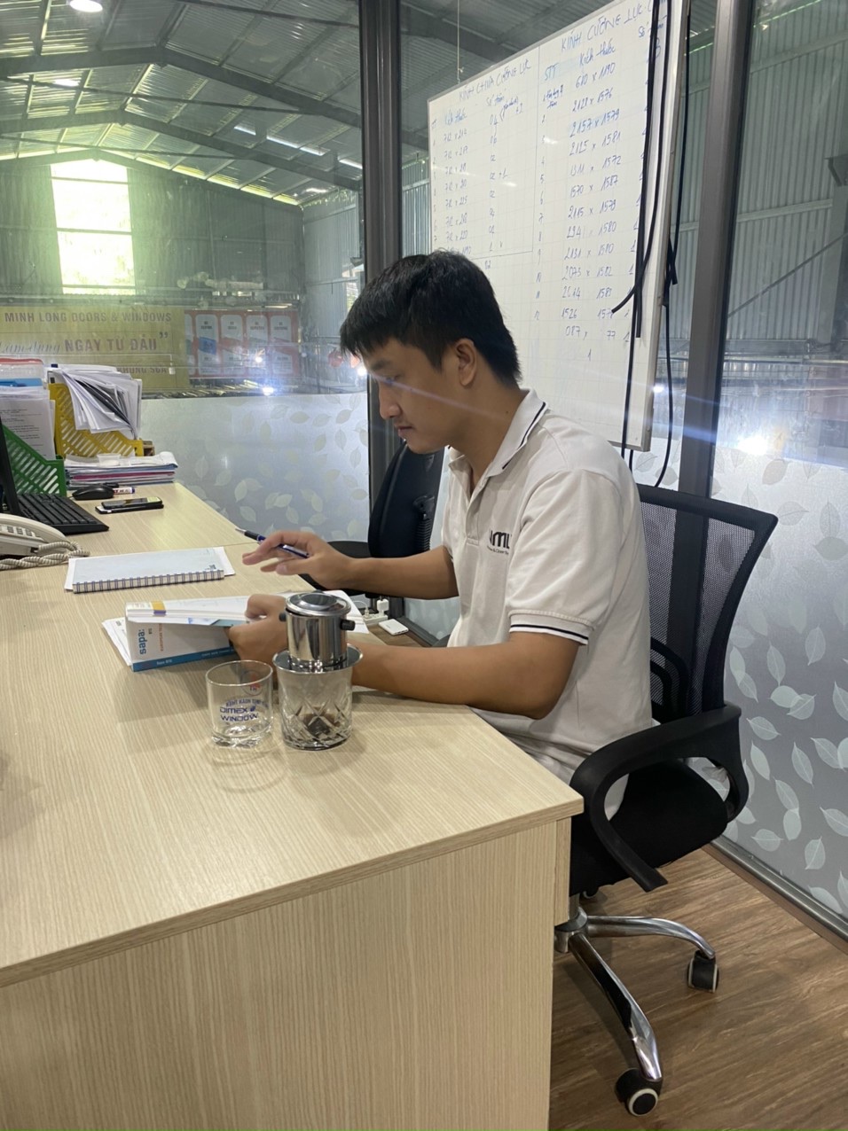 Tổng hợp những mẫu cửa nhôm được ưa chọn năm 2022 23 Kiểm tra bản vẽ và lên phương án sản xuất - Việt Minh Long