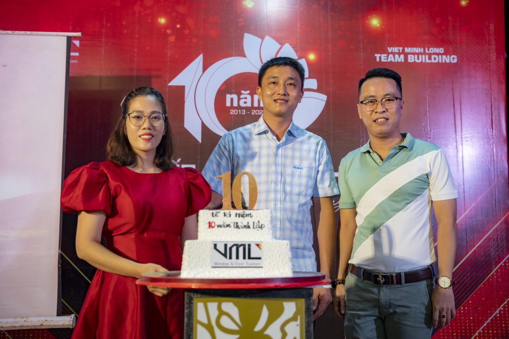 CEO Bùi Văn Liêm cùng cắt bánh đêm gala team building