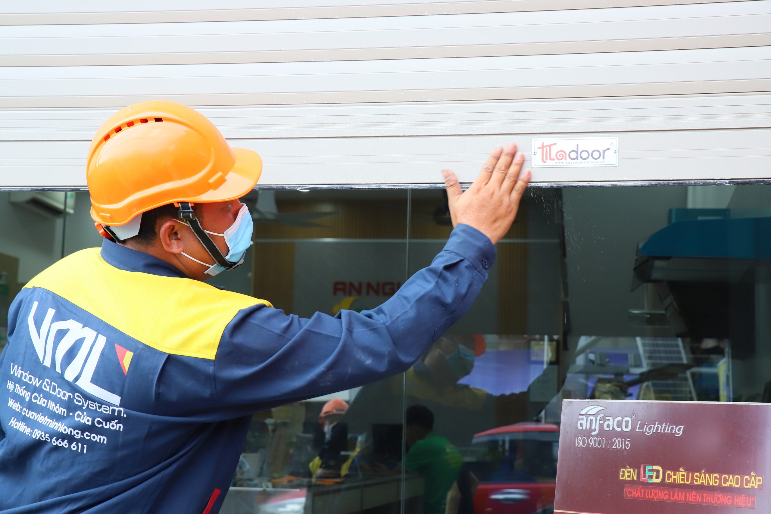 LẮP CỬA CUỐN GIÁ RẺ - CHỌN CỬA CUỐN VIỆT MINH LONG 7 Đội ngũ kỹ thuật chuyên nghiệp lắp đặt cửa cuốn giá rẻ