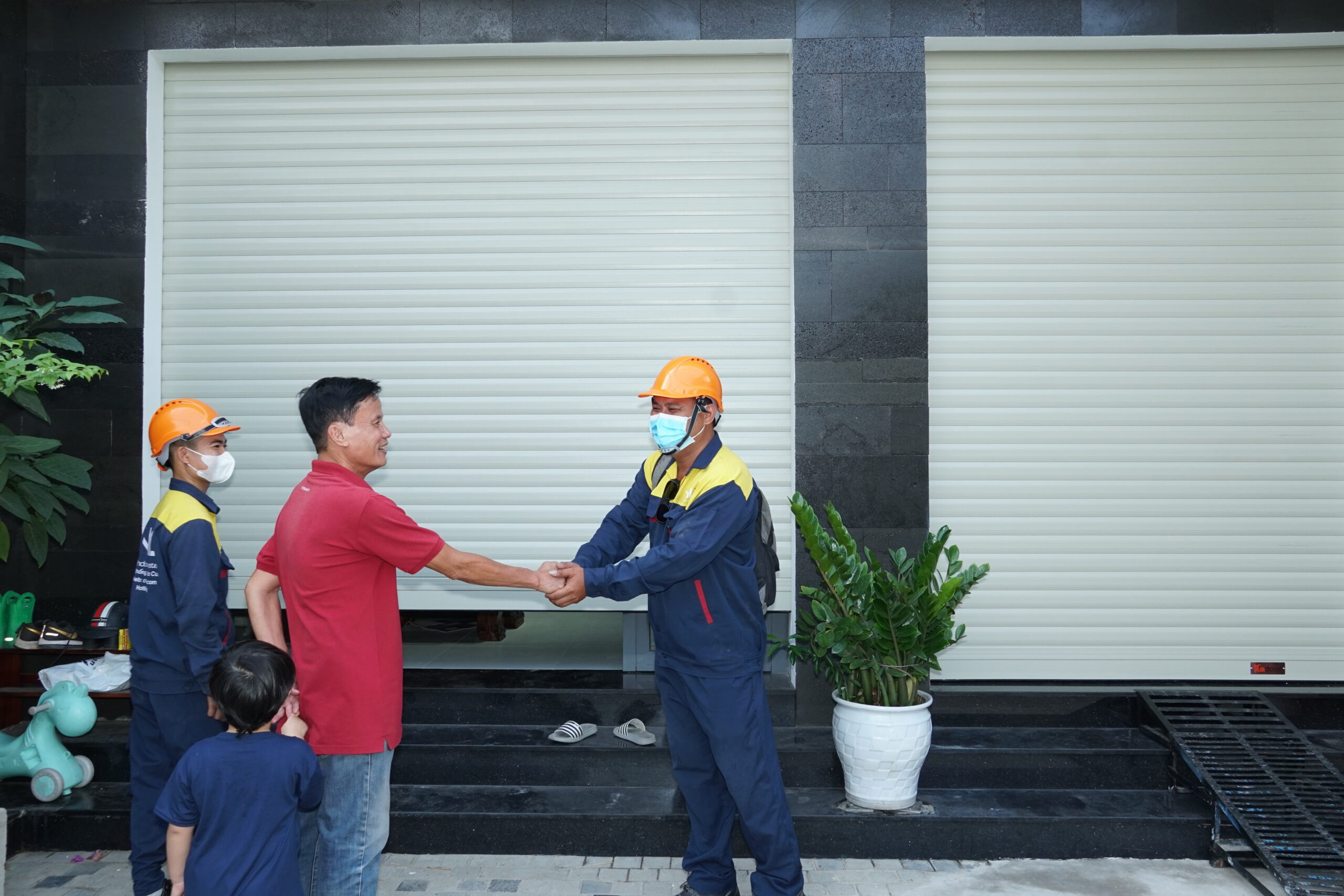 05 LỢI ÍCH KHI SỬ DỤNG CỬA CUỐN VIỆT MINH LONG 4 Bảo vệ an toàn cho nhà