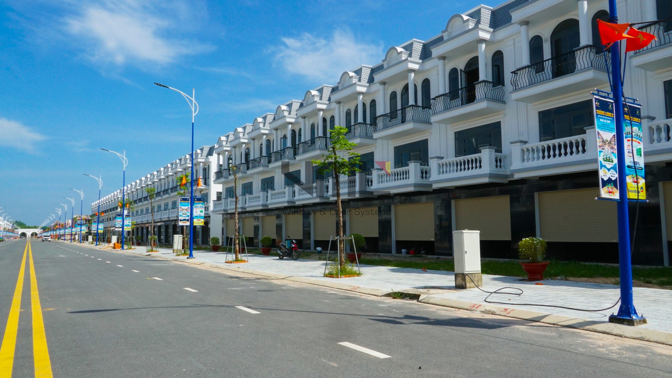 Việt Minh Long lắp đặt cửa cuốn cho nhà phố