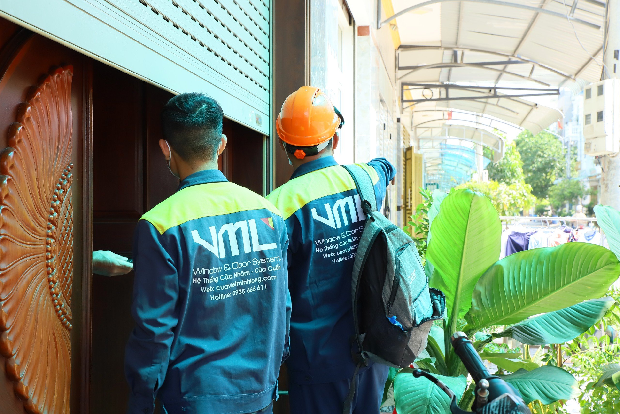 06 LÝ DO CHỦ NHÀ NÊN LỰA CHỌN CỬA CUỐN VIỆT MINH LONG 7 Việt Minh Long luôn sẵn sàng hỗ trợ khi cửa cuốn gặp vấn đề