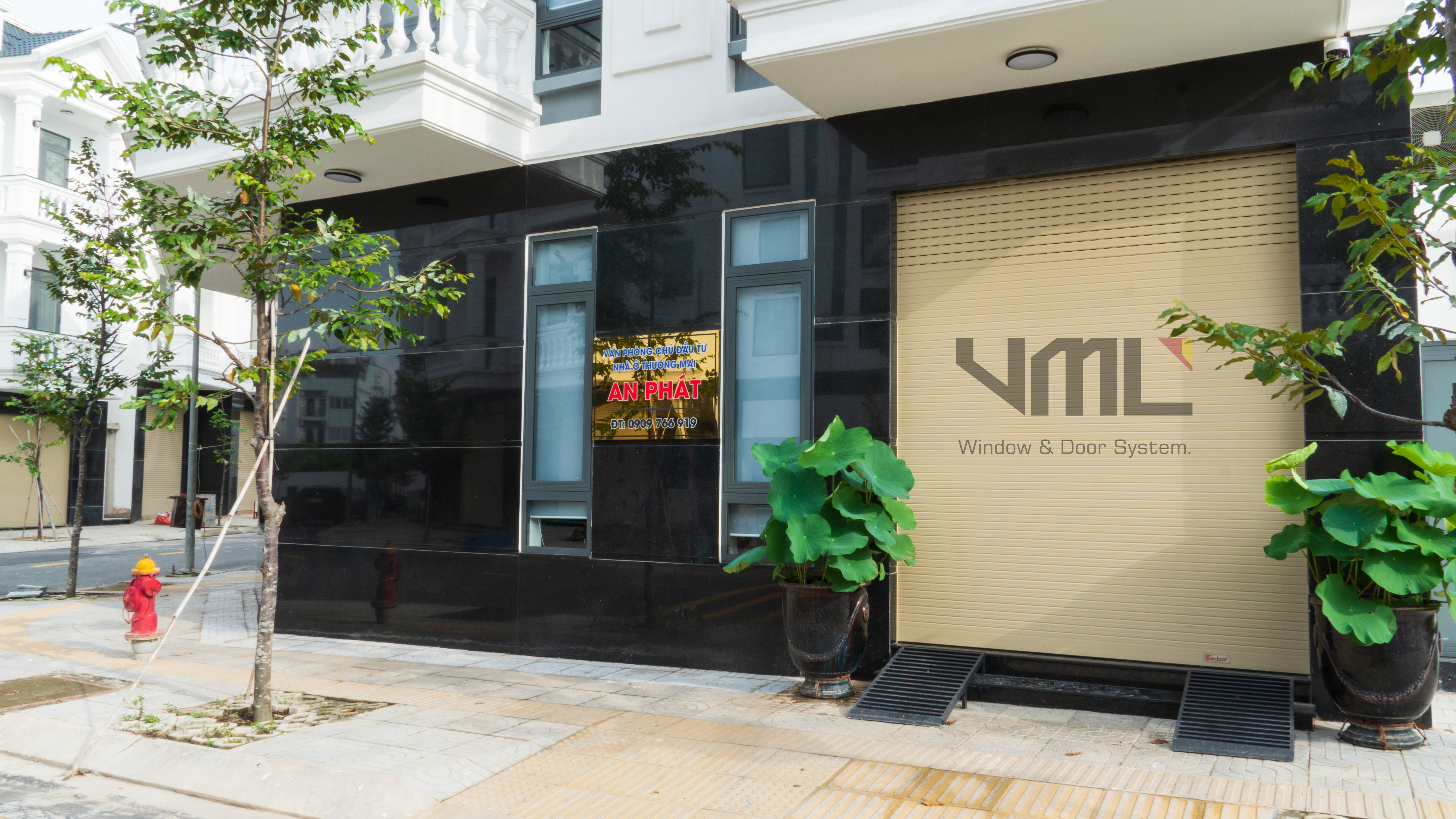 Cửa cuốn màu vàng kem