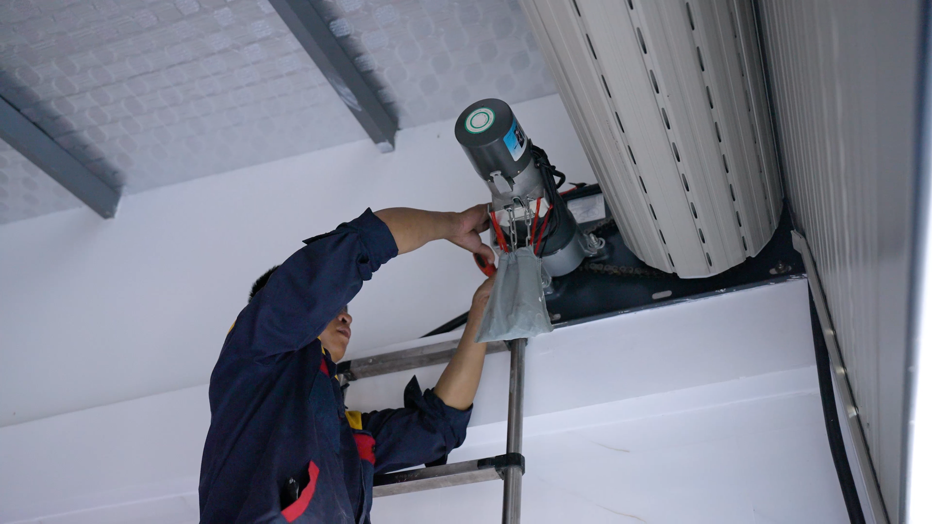 MOTOR CỬA CUỐN CÓ NHỮNG LOẠI NÀO? 04 DÒNG MOTOR ĐÁNG DÙNG NHẤT 12 Bảo dưỡng motor cửa cuốn