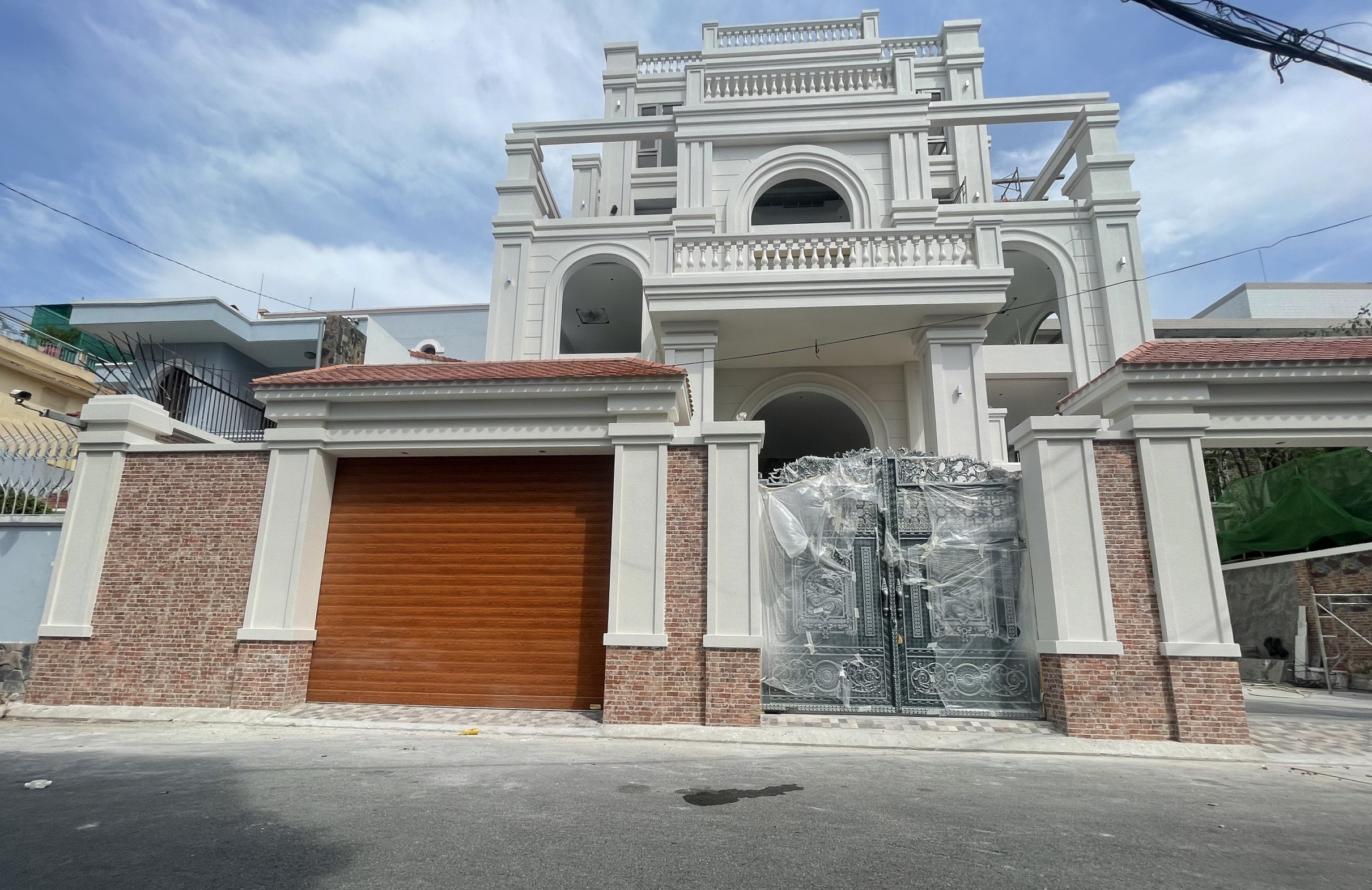Cửa cuốn đức phong cách cổ điển