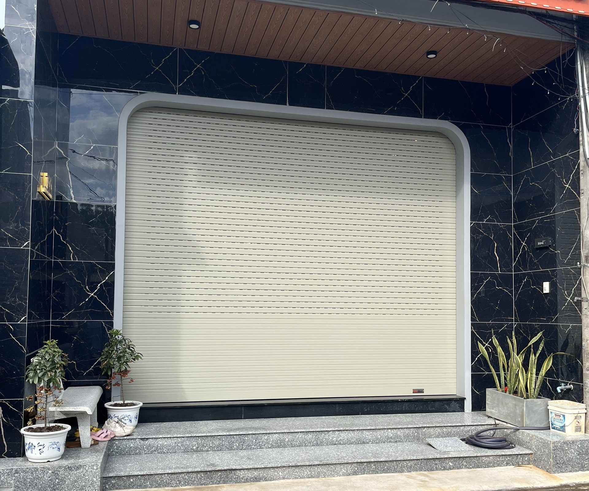 Cửa cuốn đức màu vàng kem