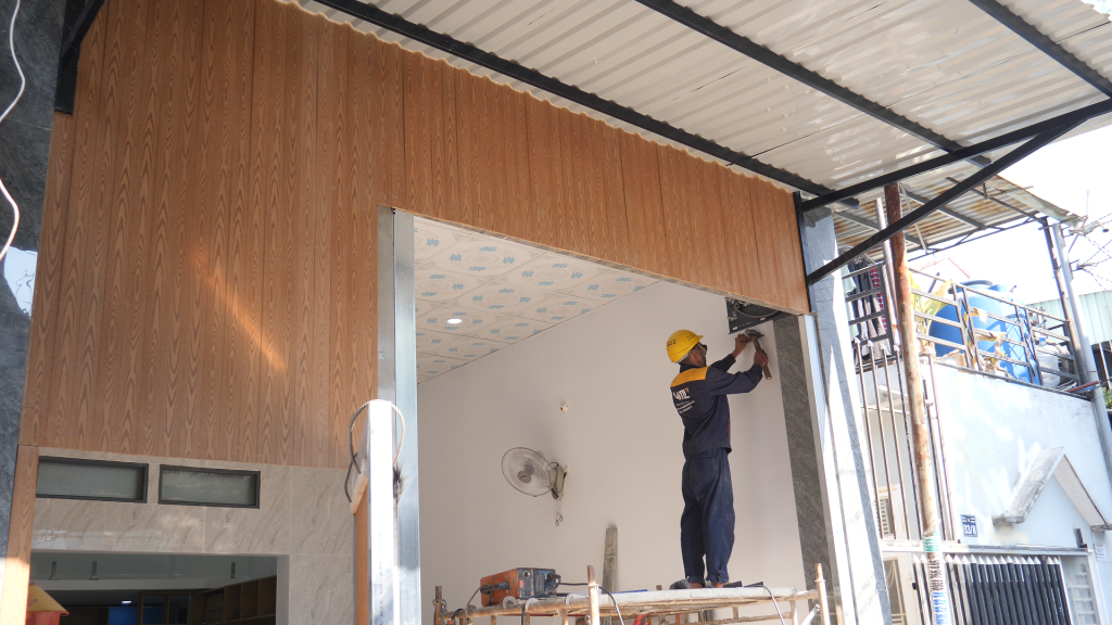 Tổng quan công trình trước khi lắp đặt cửa cuốn