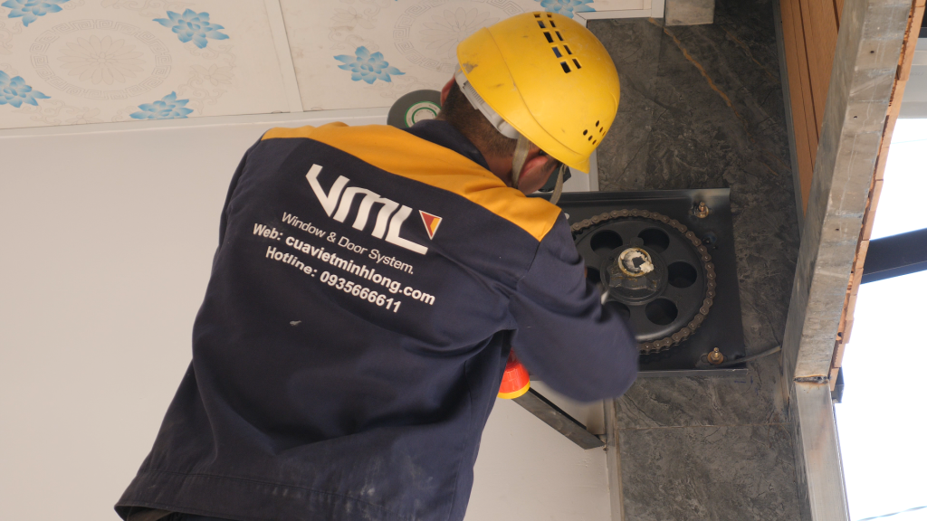 Việt Minh Long lắp đặt cửa cuốn nhà phố màu vân gỗ